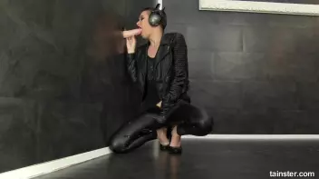 Cute DJ gets bit slimy Screencap 12 on sinx.preview.netperv.com