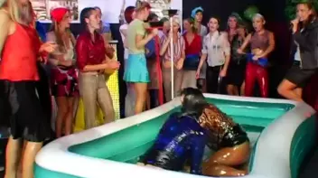 Eurobabe Grease Fight Screencap 25 on sinx.preview.netperv.com