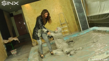 Assistant Helps Sexy Boss Out Of Muddy Pool Screencap 4 on sinx.preview.netperv.com