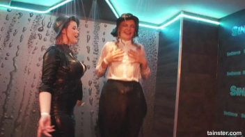 Amateur Cuties Shake It In The Shower! Screencap 16 on sinx.preview.netperv.com