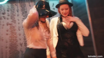 Amateur Cuties Shake It In The Shower! Screencap 5 on sinx.preview.netperv.com