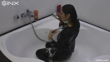 Showering Seductress Screencap 49 on sinx.preview.netperv.com