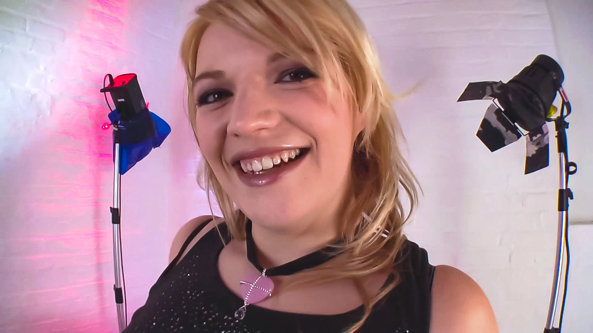 Mollige Blonde bekommt die Pussy on sinx.preview.netperv.com