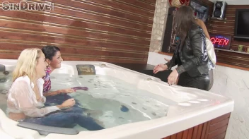 Soaking The Rich: Whirlpool Pussies Christen & Vivien Bell vs. Prettied Up Akasha Cullen & Nikky Thorne Screencap 28 on sinx.preview.netperv.com