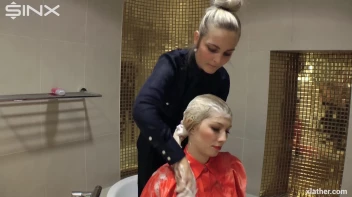 Blondes shampoo each other in a tub Screencap 15 on sinx.preview.netperv.com