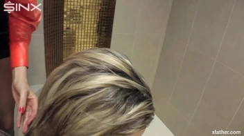 Blondes shampoo each other in a tub Screencap 27 on sinx.preview.netperv.com