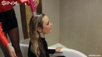 Blondes shampoo each other in a tub Screencap 29 on sinx.preview.netperv.com