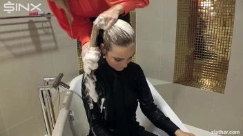 Blondes shampoo each other in a tub Screencap 38 on sinx.preview.netperv.com