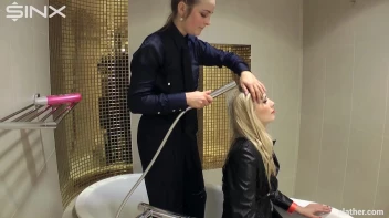 Blondes shampoo each other in a tub Screencap 6 on sinx.preview.netperv.com
