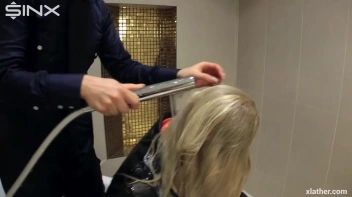 Blondes shampoo each other in a tub Screencap 7 on sinx.preview.netperv.com
