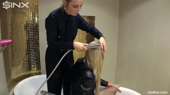 Blondes shampoo each other in a tub Screencap 8 on sinx.preview.netperv.com