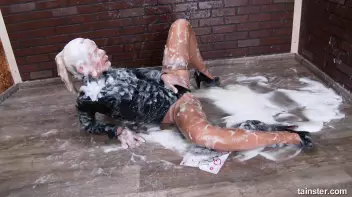 Bombshell collects cum for a living Screencap 90 on sinx.preview.netperv.com