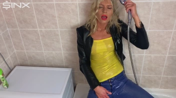 Seductive Blonde Lathers Up In The Bath Screencap 22 on sinx.preview.netperv.com