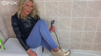 Seductive Blonde Lathers Up In The Bath Screencap 3 on sinx.preview.netperv.com