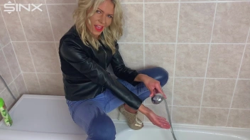 Seductive Blonde Lathers Up In The Bath Screencap 8 on sinx.preview.netperv.com