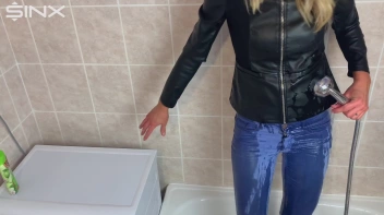 Seductive Blonde Lathers Up In The Bath Screencap 12 on sinx.preview.netperv.com