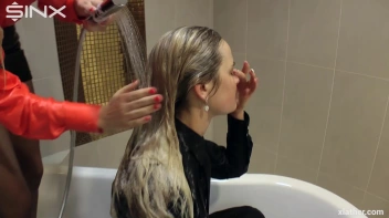 Blondes shampoo each other in a tub Screencap 43 on sinx.preview.netperv.com