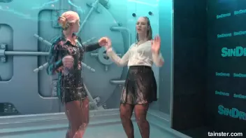 These gorgeous babes love to get wet Screencap 6 on sinx.preview.netperv.com