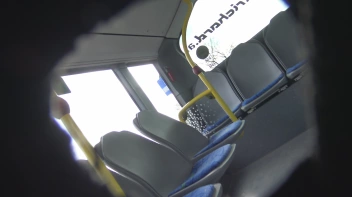Heimlich im Bus gepisst Screencap 8 on sinx.preview.netperv.com