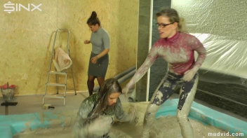 Sexy Professionals Mud Wrestling Mania Screencap 34 on sinx.preview.netperv.com