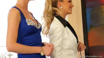 These Babes Know Fine Art When They See It Screencap 5 on sinx.preview.netperv.com