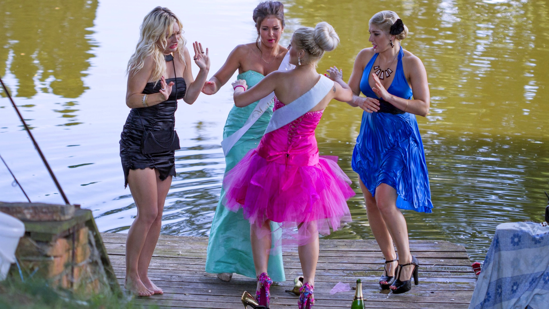 Beauty queens catfight in a lake - Cam 2 on sinx.preview.netperv.com