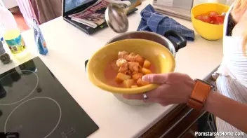 Food Always Gets Them In The Mood Screencap 2 on sinx.preview.netperv.com