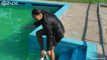 Waterpark Fun For Fully Clothed Brunette Babe Screencap 11 on sinx.preview.netperv.com