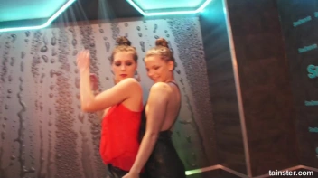 Amateur Cuties Shake It In The Shower! Screencap 27 on sinx.preview.netperv.com