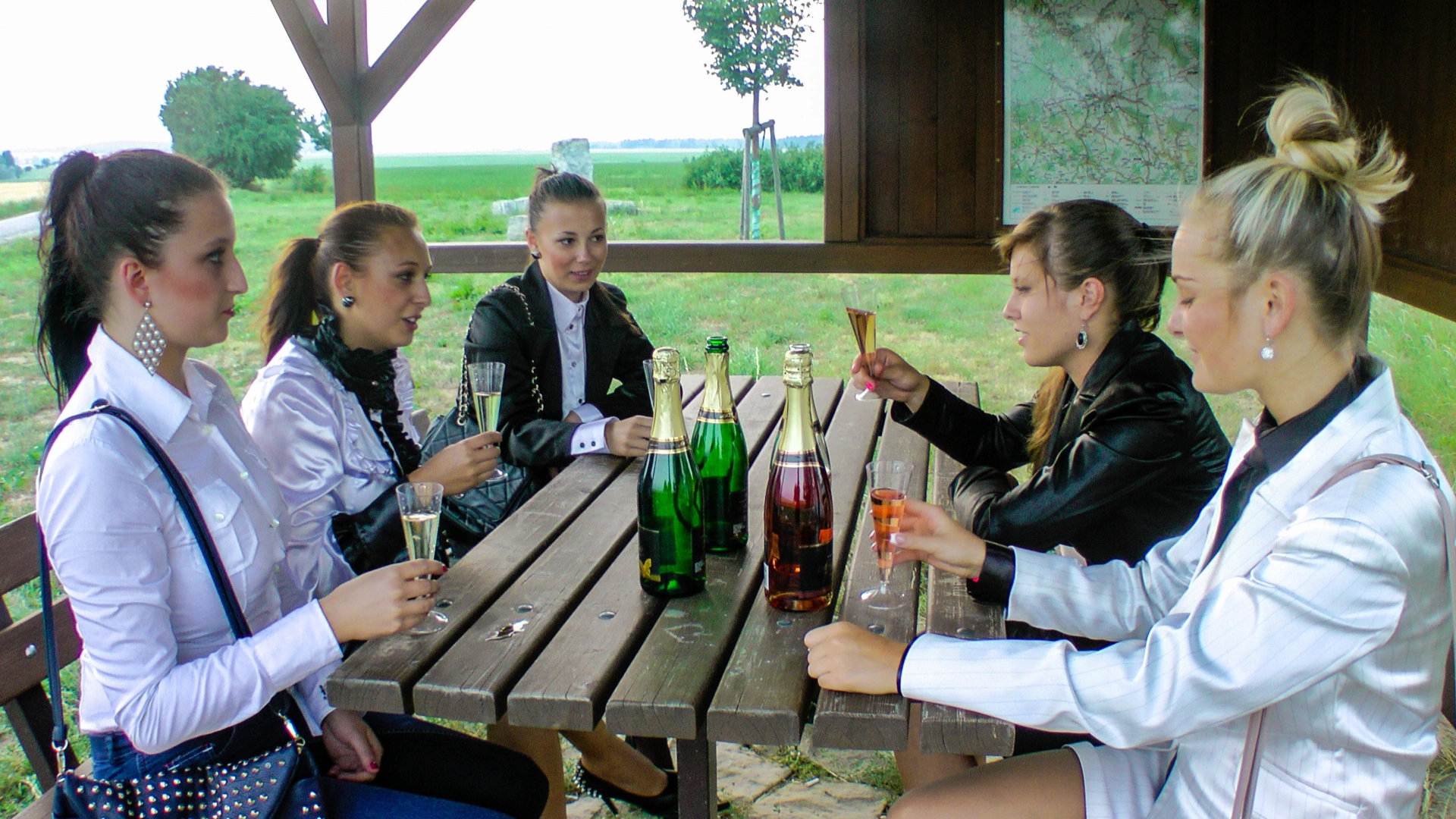 Mud Wrestling Babes Messy Catfighting on sinx.preview.netperv.com