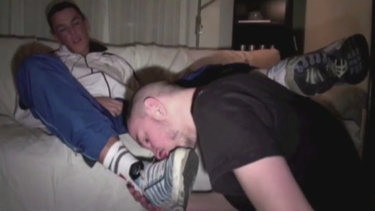 Sneaker sextape in the sofa with scaly boys on sinx.preview.netperv.com