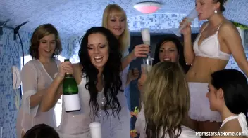 Lesbo Love In The Hot Tub Part 1 Screencap 52 on sinx.preview.netperv.com