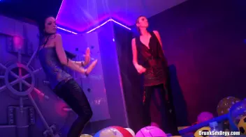 International Summer Lovin' Part 3 - Shower Cam Screencap 11 on sinx.preview.netperv.com