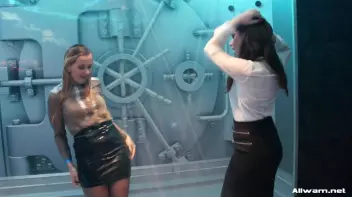 Gorgeous Shower Girls Screencap 1 on sinx.preview.netperv.com