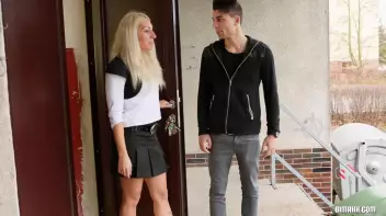 Delivery ending up in a bisex threesome Screencap 5 on sinx.preview.netperv.com