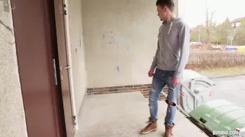 Delivery ending up in a bisex threesome Screencap 12 on sinx.preview.netperv.com