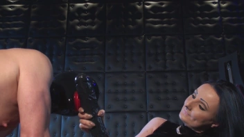 Die Sklaveneier langgezogen und einen dicken Gummischwanz im Maul Screencap 17 on sinx.preview.netperv.com