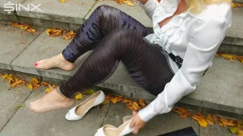 Blonde Babe Paints Her Nails Screencap 13 on sinx.preview.netperv.com