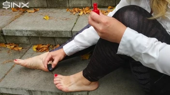 Blonde Babe Paints Her Nails Screencap 17 on sinx.preview.netperv.com