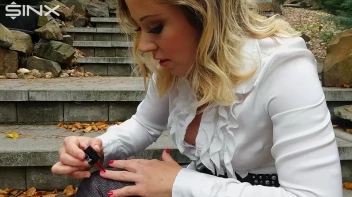 Blonde Babe Paints Her Nails Screencap 31 on sinx.preview.netperv.com