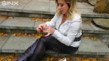 Blonde Babe Paints Her Nails Screencap 33 on sinx.preview.netperv.com