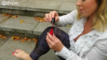 Blonde Babe Paints Her Nails Screencap 12 on sinx.preview.netperv.com