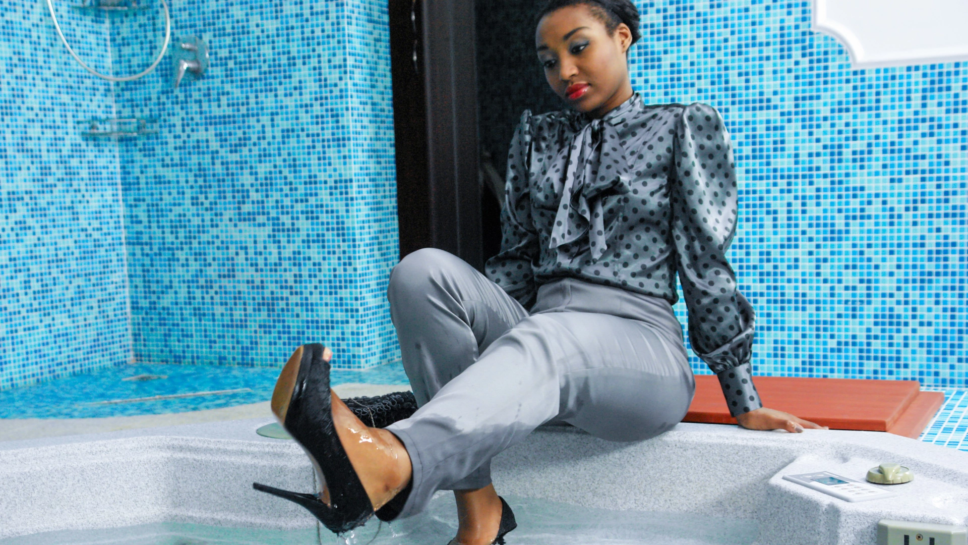 Fully Clothed Hot Tub Hotness on sinx.preview.netperv.com