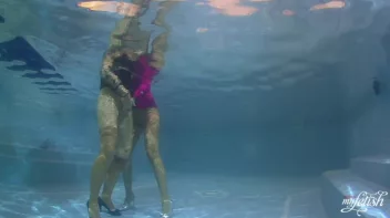 Lezzing Out In The Pool Screencap 53 on sinx.preview.netperv.com