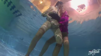 Lezzing Out In The Pool Screencap 55 on sinx.preview.netperv.com