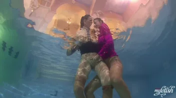 Lezzing Out In The Pool Screencap 56 on sinx.preview.netperv.com