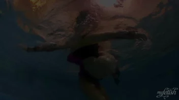 Lezzing Out In The Pool Screencap 91 on sinx.preview.netperv.com