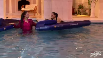 Lezzing Out In The Pool Screencap 18 on sinx.preview.netperv.com