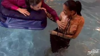 Lezzing Out In The Pool Screencap 25 on sinx.preview.netperv.com