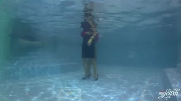 Lezzing Out In The Pool Screencap 31 on sinx.preview.netperv.com